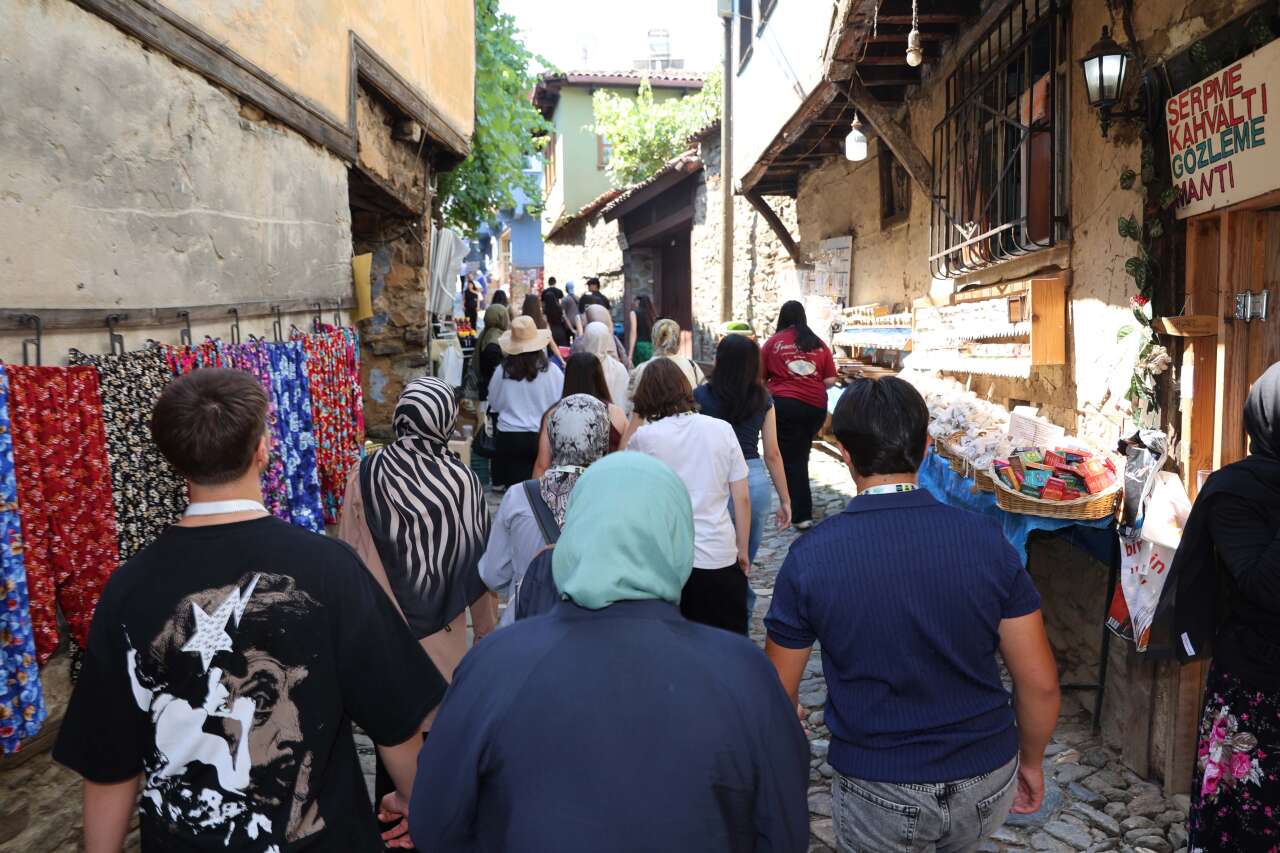 Kitabı okuyan, sınavı geçen YHT ile gidiyor! Konyalı liseliler kuruluşun şehrinde 15